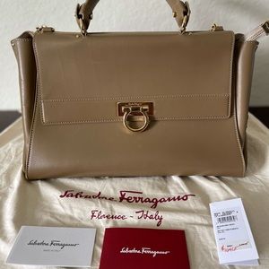 Authentic Salvatore Ferragamo Sofia Medium Leather Shoulder Hand Bag FZ-21 D 543